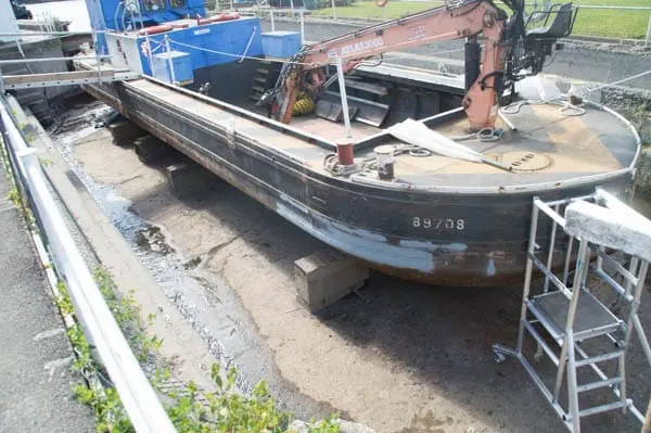 uhp004 environment agency work boat before UHP cleaning of paint