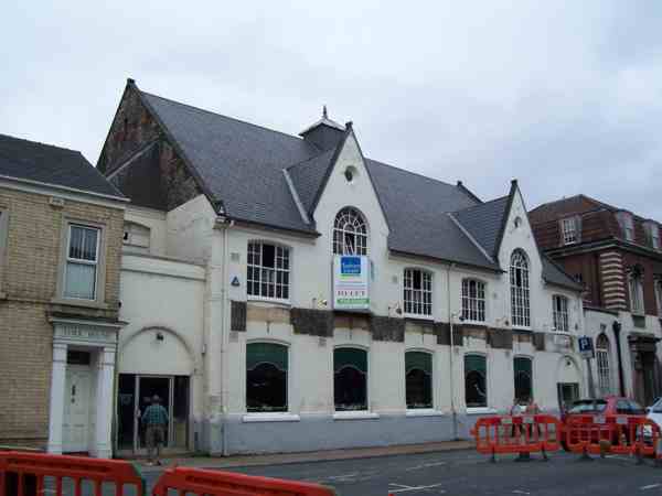 bakerb - Greenleaf Contractors | Sandblasting And Pressure Washing | UK listed hull property before paint removal