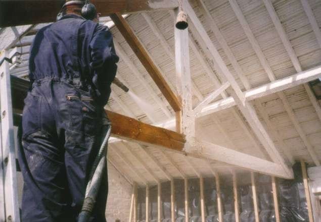 Grit Blasting vs Steam Cleaning for Wooden Beams: A Restoration Guide